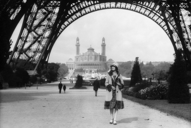 a-woman-strolls-past-the-trocadero-and-eiffel-tower-in-1920s-paris-h-armstrong-roberts-classicstock-getty-images